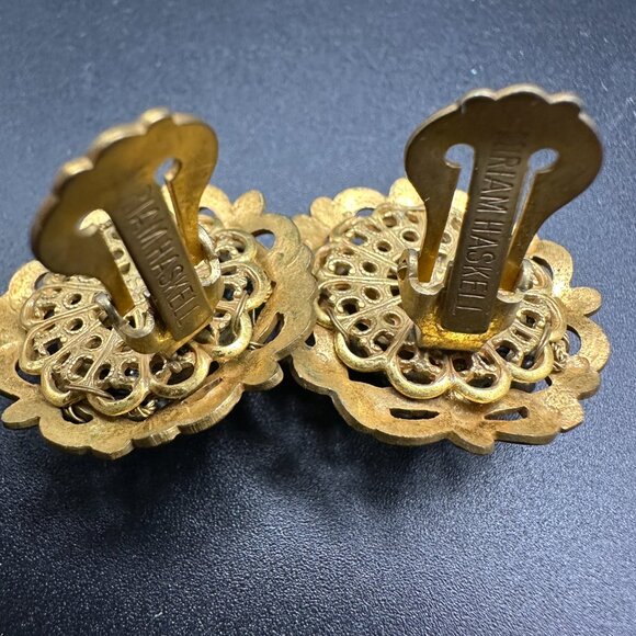VINTAGE SIGNED MIRIAM HASKELL GOLD PLATED FAUX PEARLS FLOWER CLIP ON EARRINGS - Picture 7 of 13